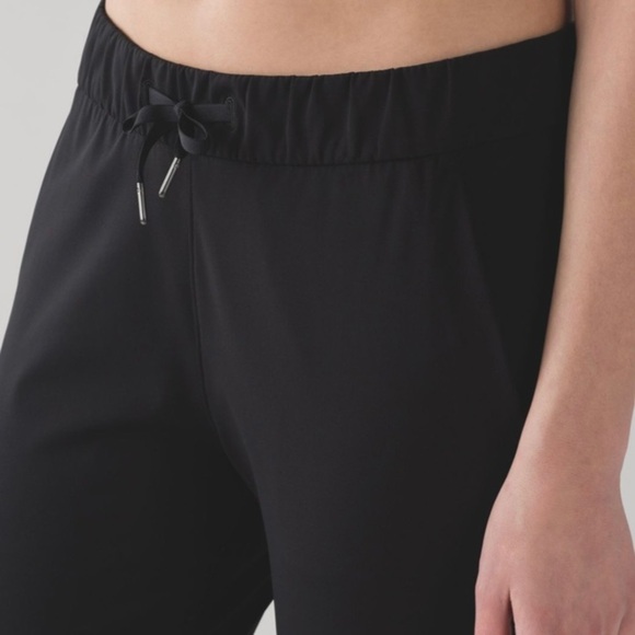 Lululemon On The Fly 7/8 Pant (28"‎ Inseam), Black - Picture 4 of 8